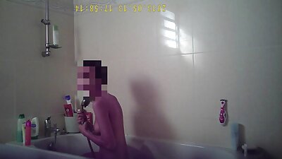 年轻的夫妇他妈的在他们的床上做自制的色情片