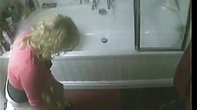 漂亮的女朋友在浴室里赤裸裸的俏皮业余镜头